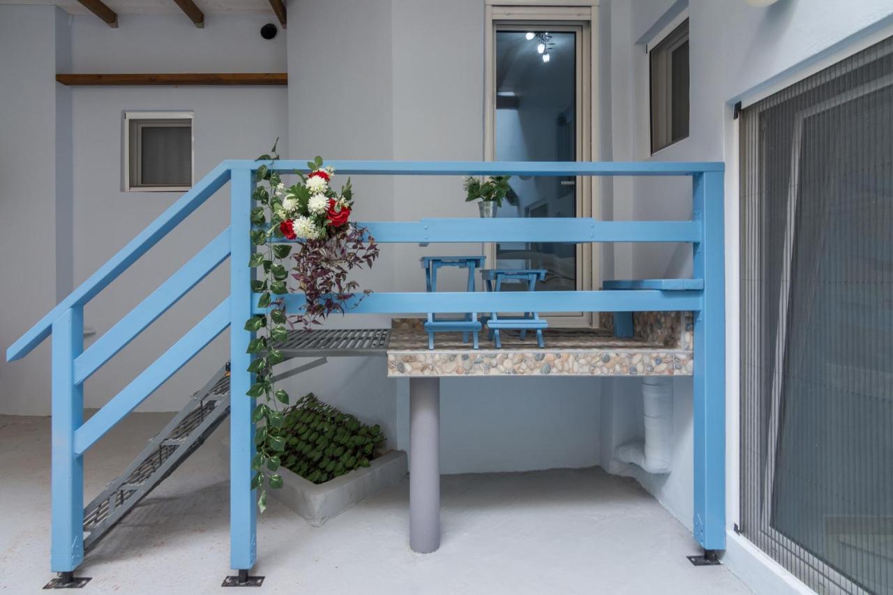 Wonderful Renovated Apartment With Private Patio Athen Eksteriør billede